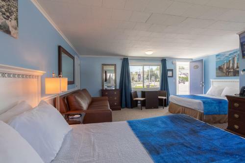 Footbridge Beach Motel