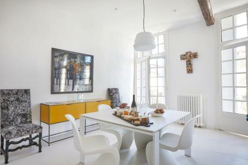 Beautiful Art Lovers Apartment