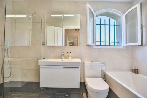 Modern Villa In Biot With Pool And Jacuzzi