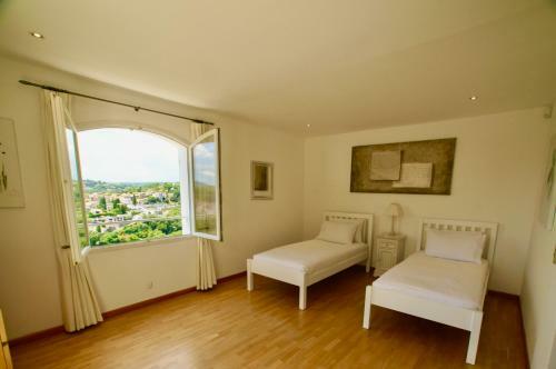 Modern Villa In Biot With Pool And Jacuzzi