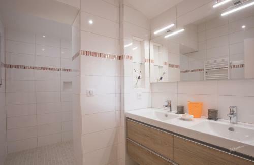Chalet Biron - Piscine & Tennis - G�tes de Poubille