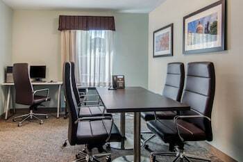 Hotel Castleberry Inn & Suites