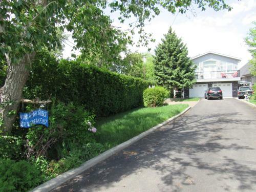 Along River Ridge Bed & Breakfast