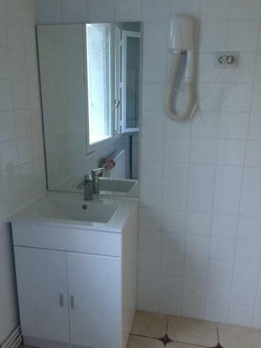 Lori Hostel