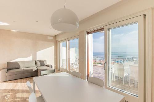 Apartamento Beachfront Penthouse With Jacuzzi And Private Parking