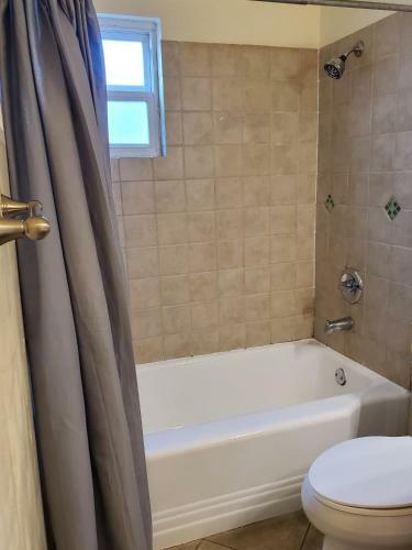 Family Friendly Suburban Home- 5mi To Downtown!