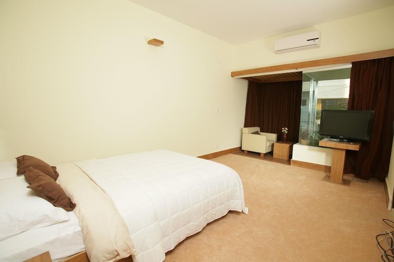 Richmond Hotel & Suites