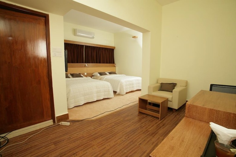 Richmond Hotel & Suites