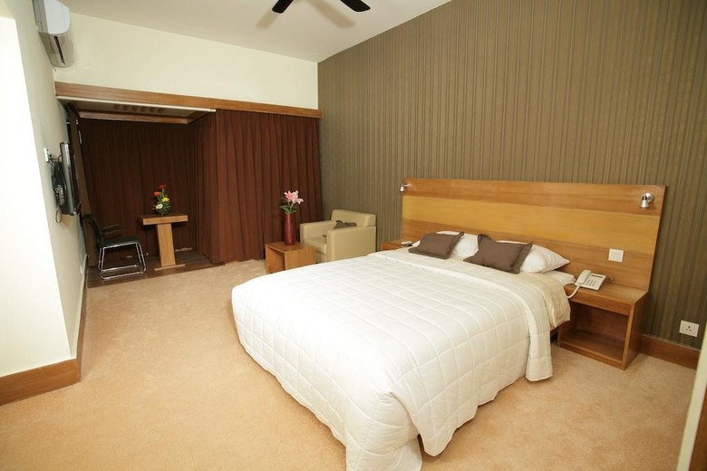 Richmond Hotel & Suites