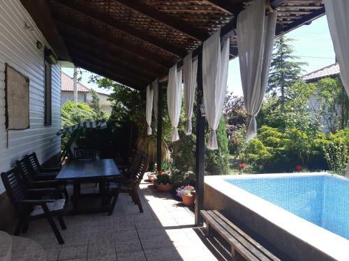 ??? ? ???????? ????? ? ????????? House With A Beautiful Garden And Pool