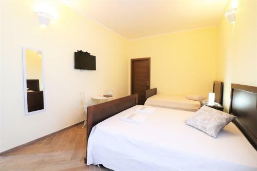Hostal Room In Bb - Triple Comfort Pink Grapefruit
