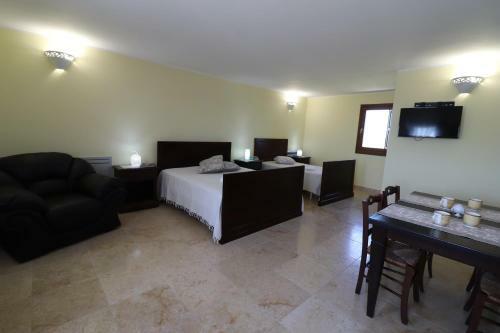 Hostal Room In Bb - Triple Deluxe Attic Of Citrus