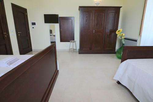 Hostal Room In Bb - Triple Superior Red Orange