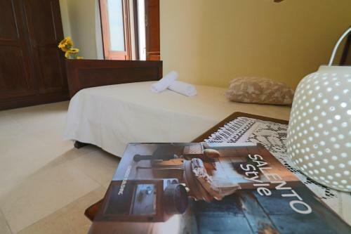 Hostal Room In Bb - Triple Superior Red Orange
