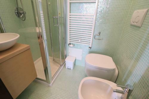 Hostal Room In Bb - Triple Superior Red Orange
