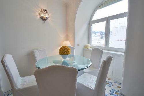 Abate Luxury Apartment By Caprirooms