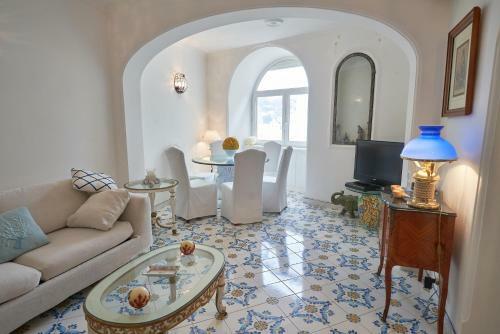 Abate Luxury Apartment By Caprirooms