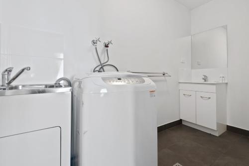 Executive And Spacious 2-bed Apartment With Balcony