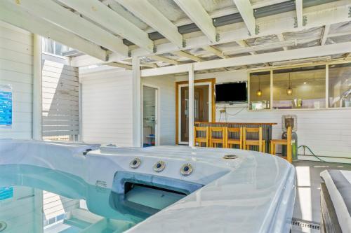 The Ultimate Beach House / Swansea