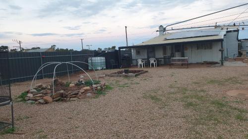 A Real Bush Retreat. Kangas, Emus & Starry Skies.