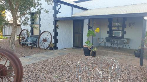 A Real Bush Retreat. Kangas, Emus & Starry Skies.