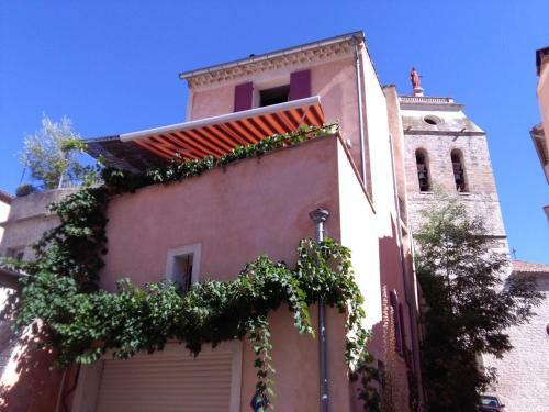 La Maison Derri�re La Fontaine