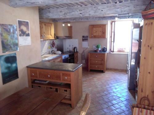 La Maison Derri�re La Fontaine