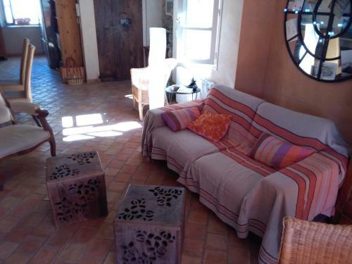 La Maison Derri�re La Fontaine