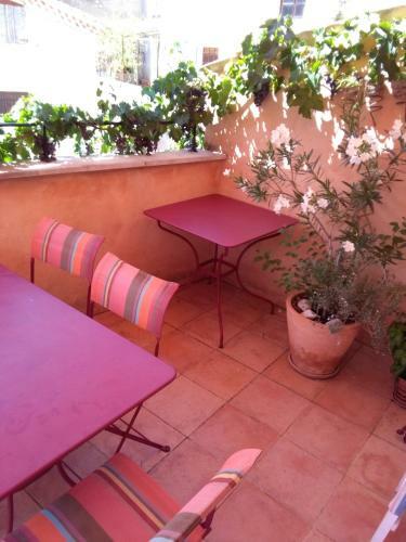 La Maison Derri�re La Fontaine