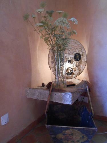 La Maison Derri�re La Fontaine