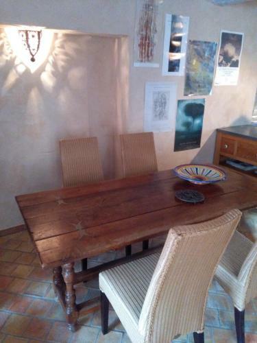 La Maison Derri�re La Fontaine