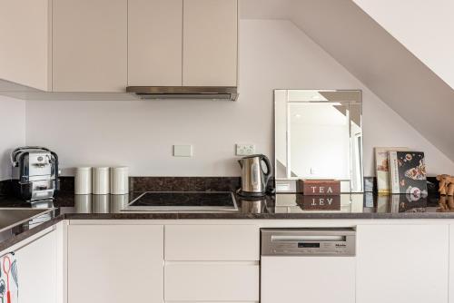 Spacious 3 Bed 2 Bathroom Apartment With Parking