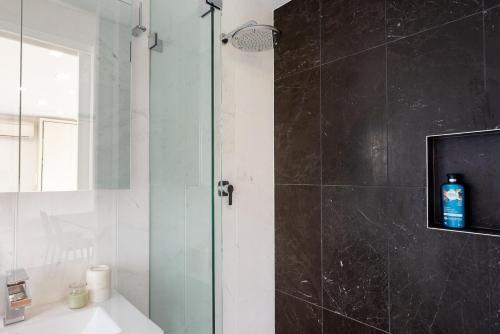 Spacious 3 Bed 2 Bathroom Apartment With Parking