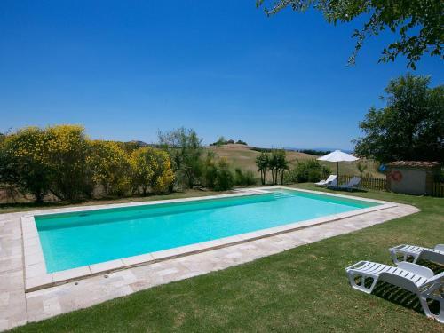 Gorgeous Farmhouse With Pool In Castelnuovo Berardenga