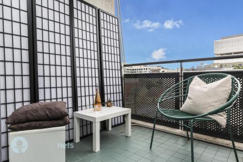 Apartamento Roomy Studio With Balcony & Parking