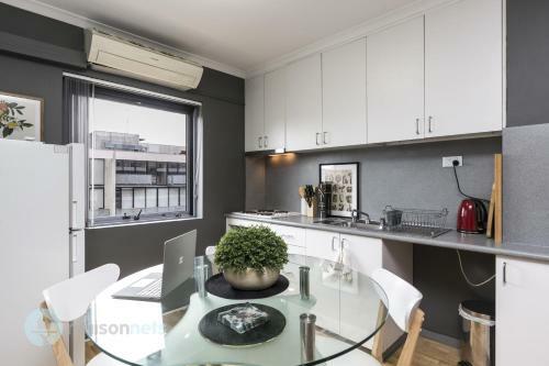 Apartamento Roomy Studio With Balcony & Parking