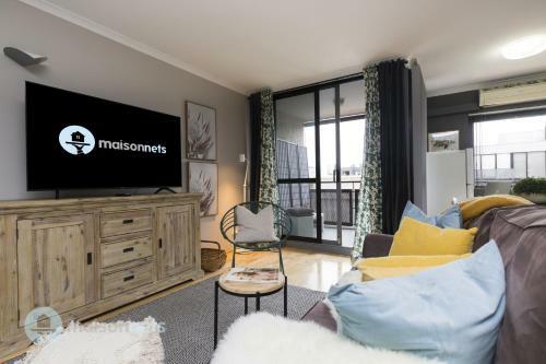 Apartamento Roomy Studio With Balcony & Parking