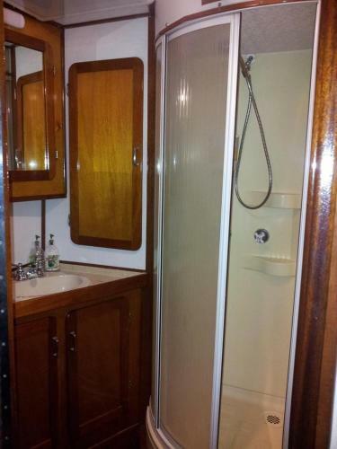 Bed & Breakfast Making Waves Boatel