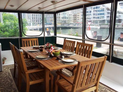 Bed & Breakfast Making Waves Boatel