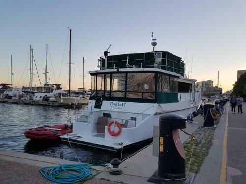 Bed & Breakfast Making Waves Boatel