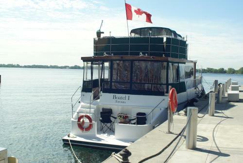 Bed & Breakfast Making Waves Boatel