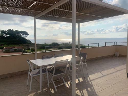 Incanto Sul Mare Con Enorme Terrazza E Piscina