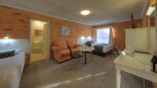 Cousins Motor Inn