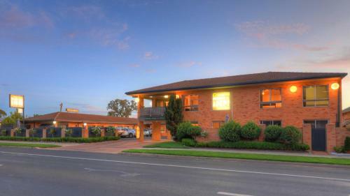 Cousins Motor Inn