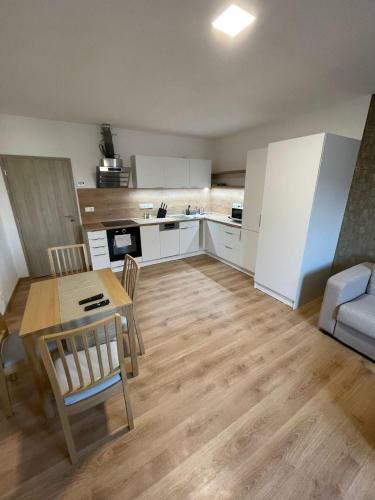 Apartm�ny B. N?mcov�