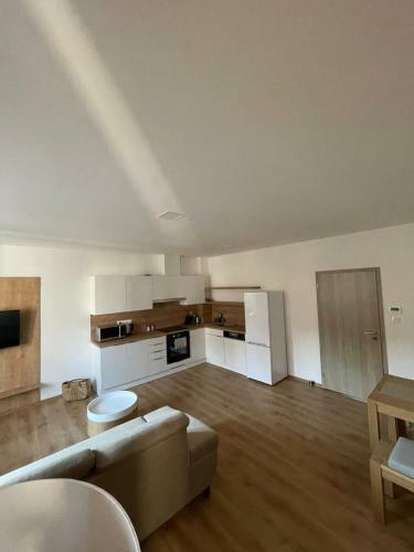 Apartm�ny B. N?mcov�