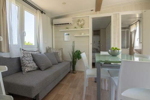 Sunny Cottage - Tiny Holiday Home