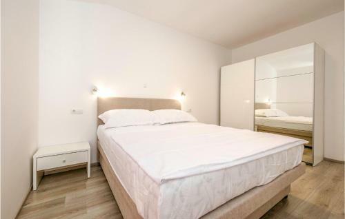 Nice Home In Banjol With 3 Bedrooms