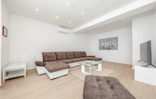Nice Home In Banjol With 3 Bedrooms