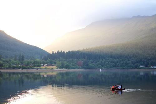 Rossmay House - 4 Bedroom Scottish Villa With Waterfront / Mountain Views